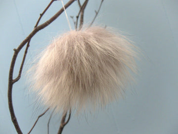 Make a pompom with recycled fur