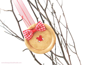 Make Christmas ornaments with buttons - an easy and fun DIY project