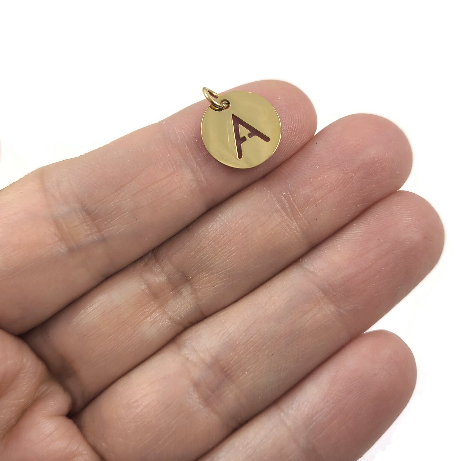 Breloque initiale ronde or en acier inoxydable