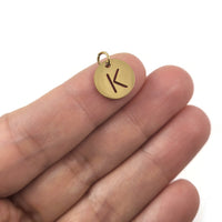 Breloque initiale ronde or en acier inoxydable