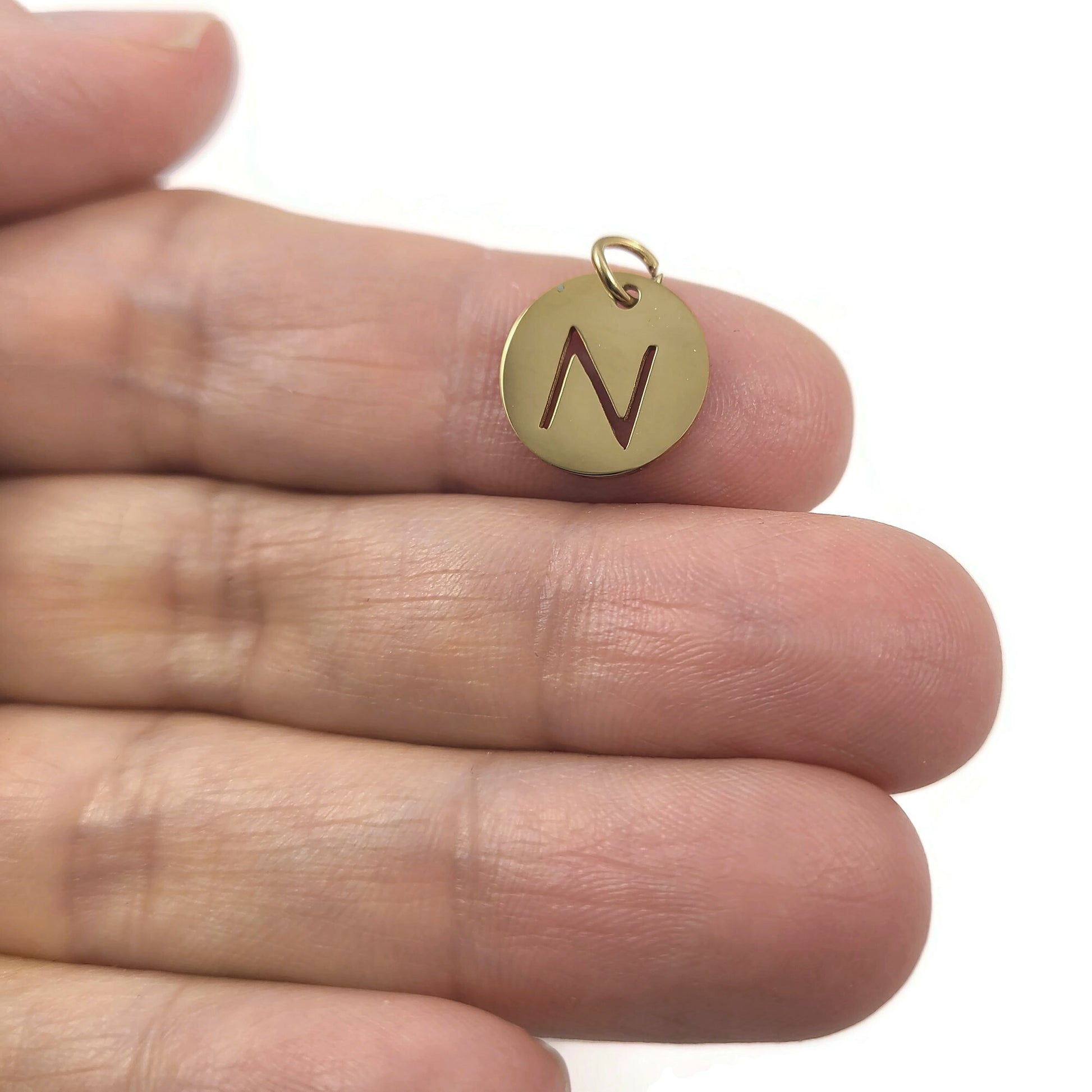 Breloque initiale ronde or en acier inoxydable