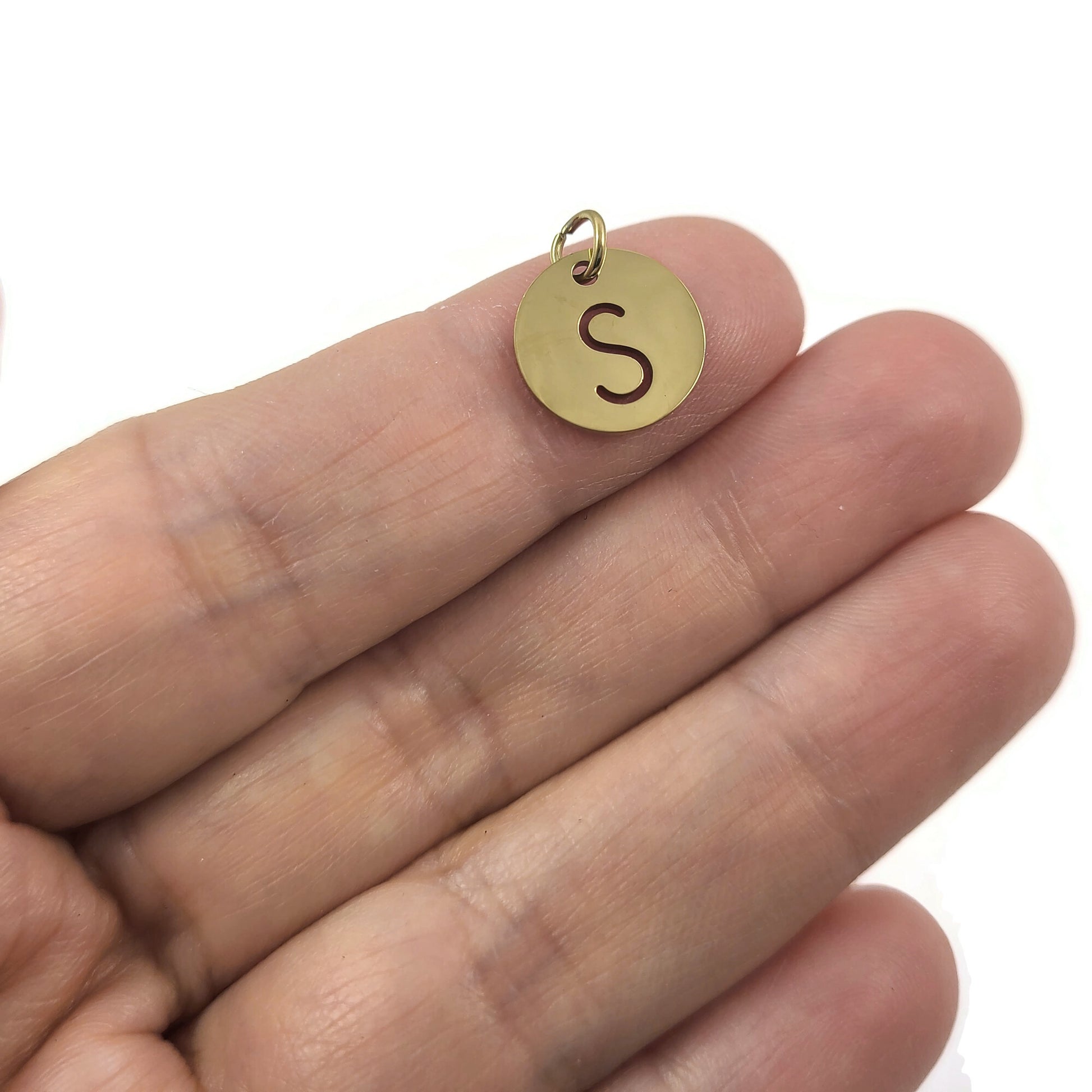 Breloque initiale ronde or en acier inoxydable