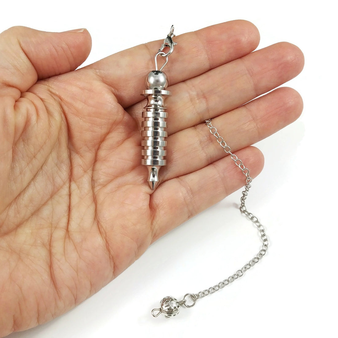 Pendentif pendule radiesthésique en métal - 4 couleurs disponibles