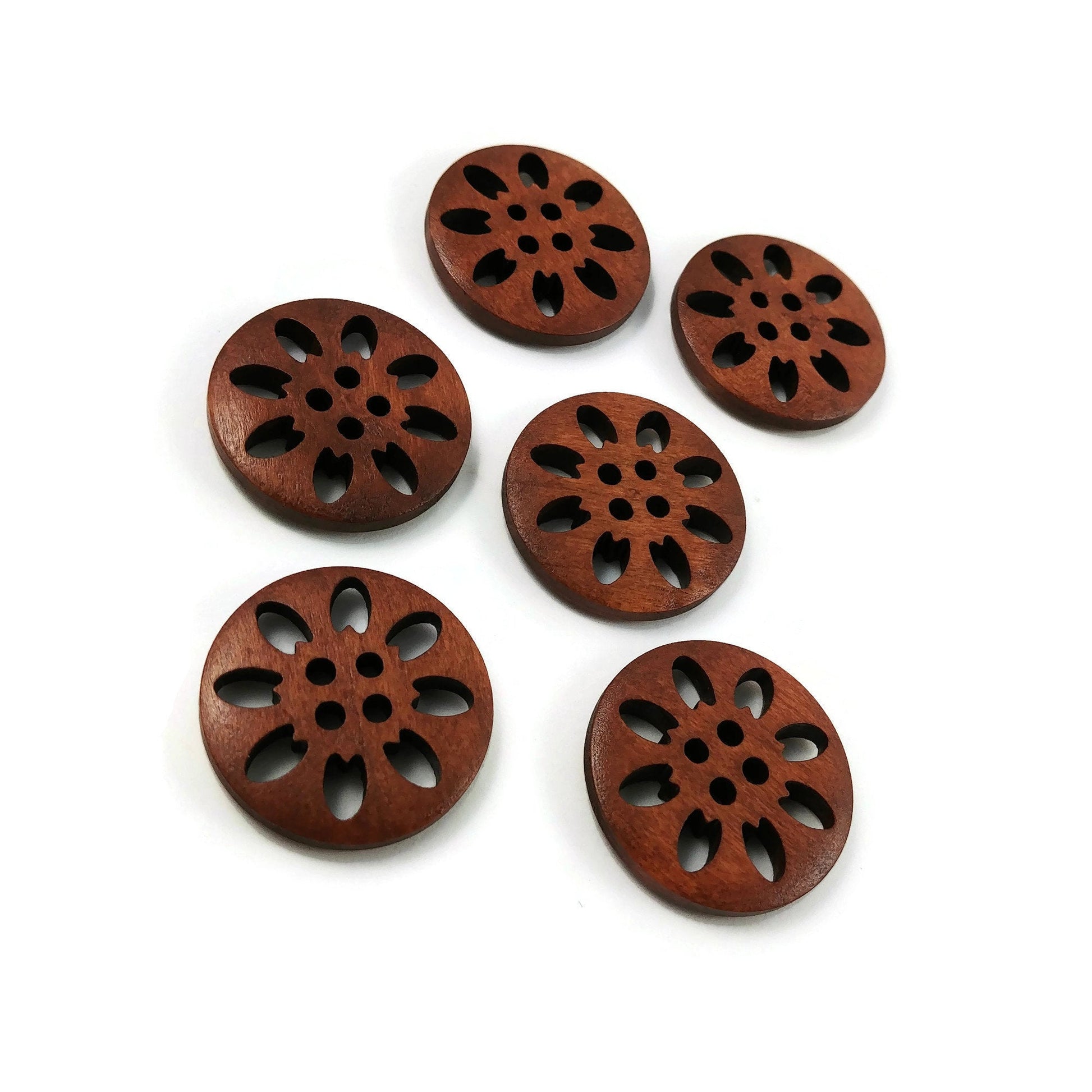 6 boutons de bois fleur dentelle 25mm