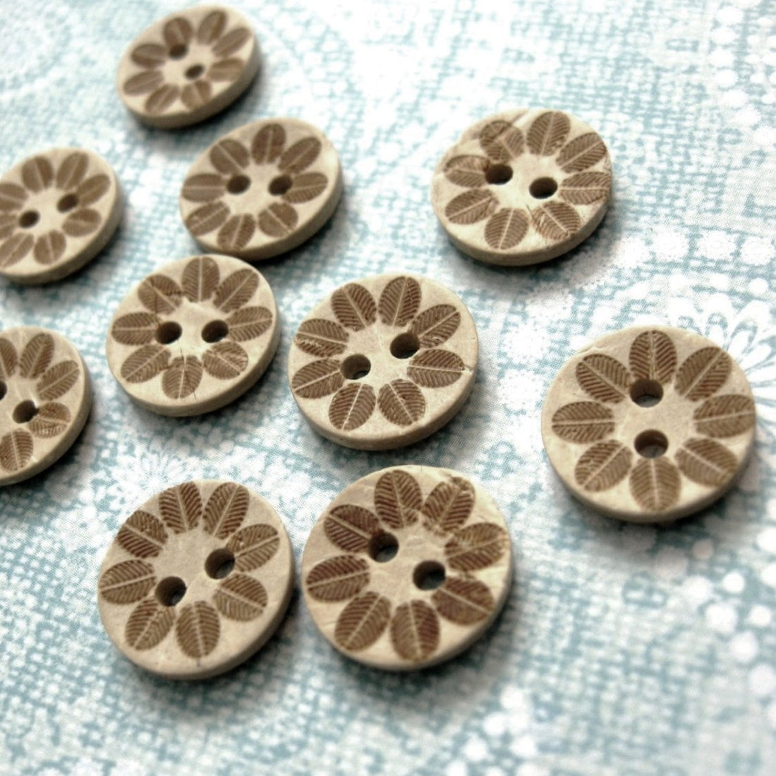 10 Coconut Shell Buttons 12mm - Fossil Leaf