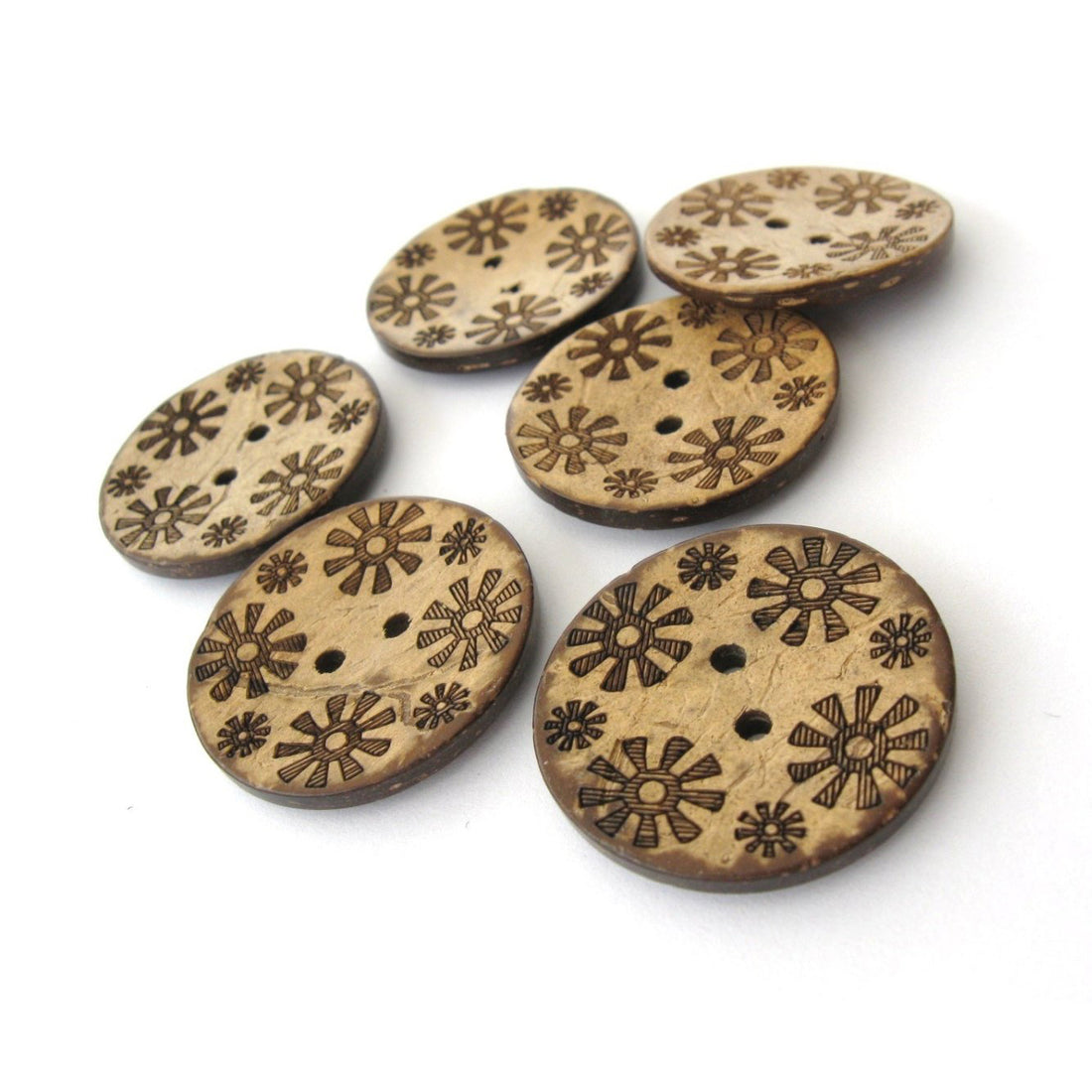 6 Boutons en bois de coco 28mm - motif de fleurs