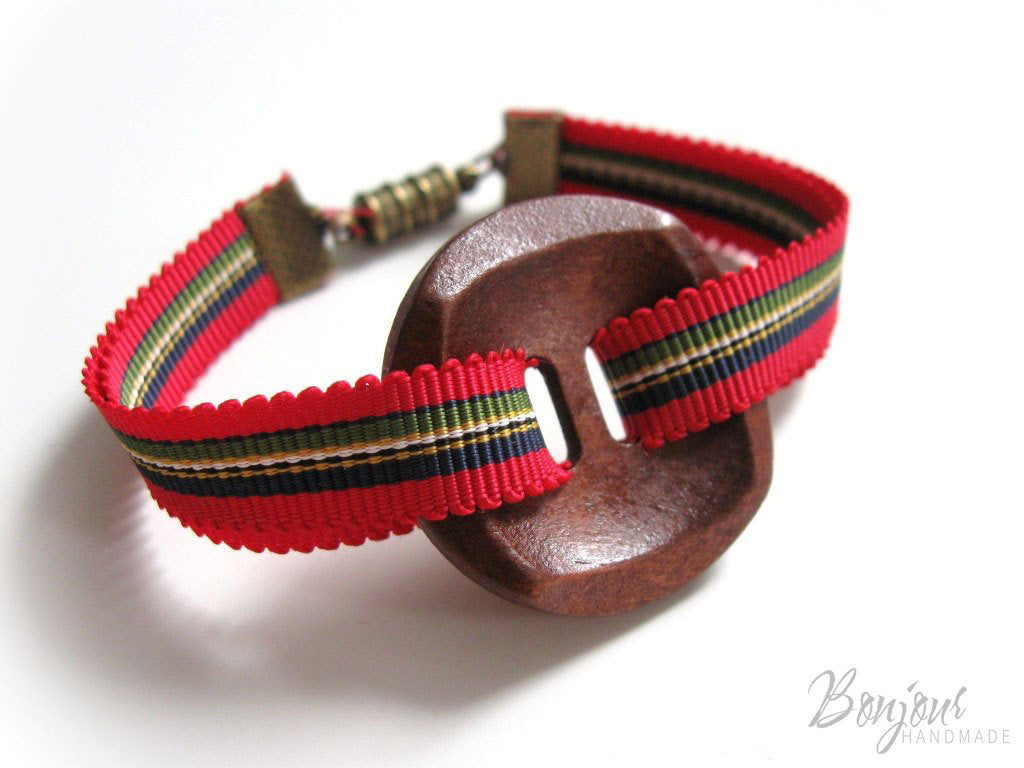 Jewelery tutorial : ribbon and button bracelet