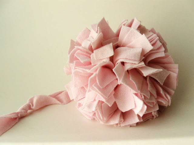 Make fabric pompoms with recycled t-shirts