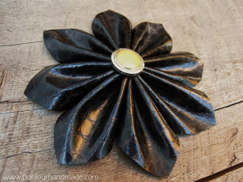 DIY tutorial: Make fabric flowers with faux leather