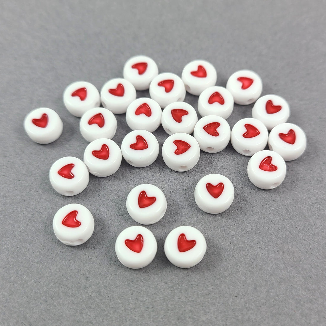 25 Perles blanches avec coeur rouge