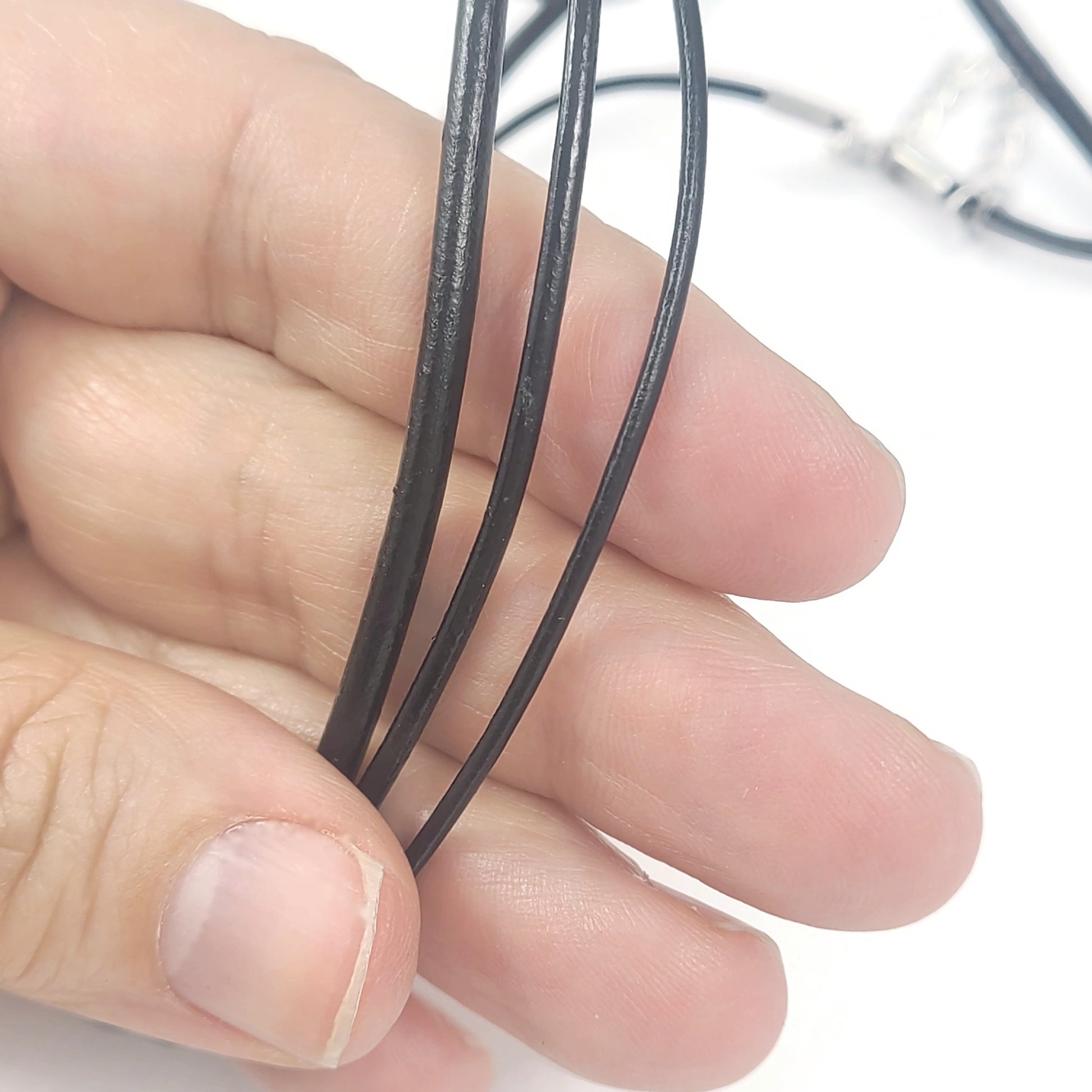 1 collier en cordon de cuir avec rallonge et fermoirs en acier inoxydable