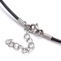 1 collier en cordon de cuir avec rallonge et fermoirs en acier inoxydable