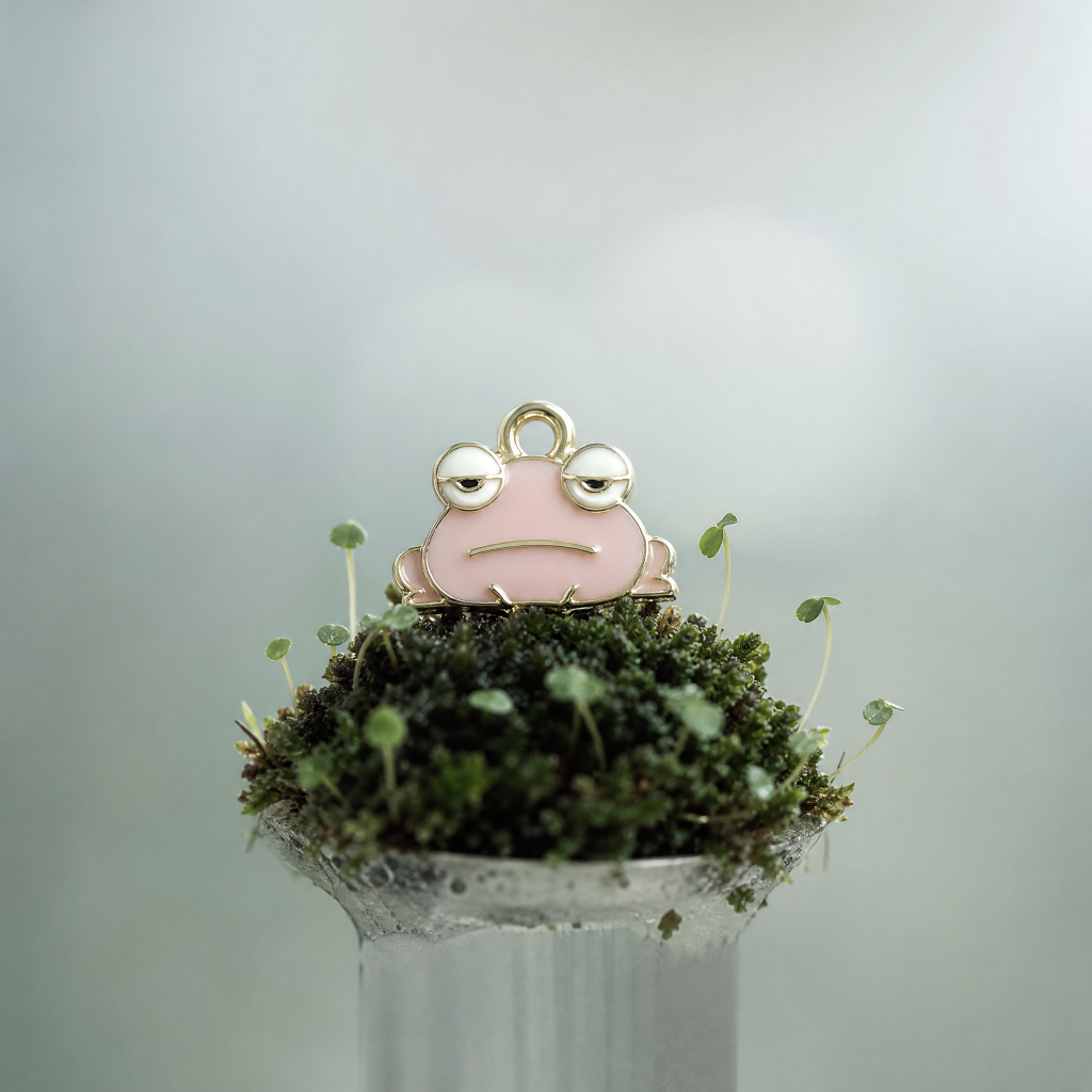 1 breloque grenouille émaillée