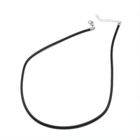 1 collier en cordon de cuir avec rallonge et fermoirs en acier inoxydable