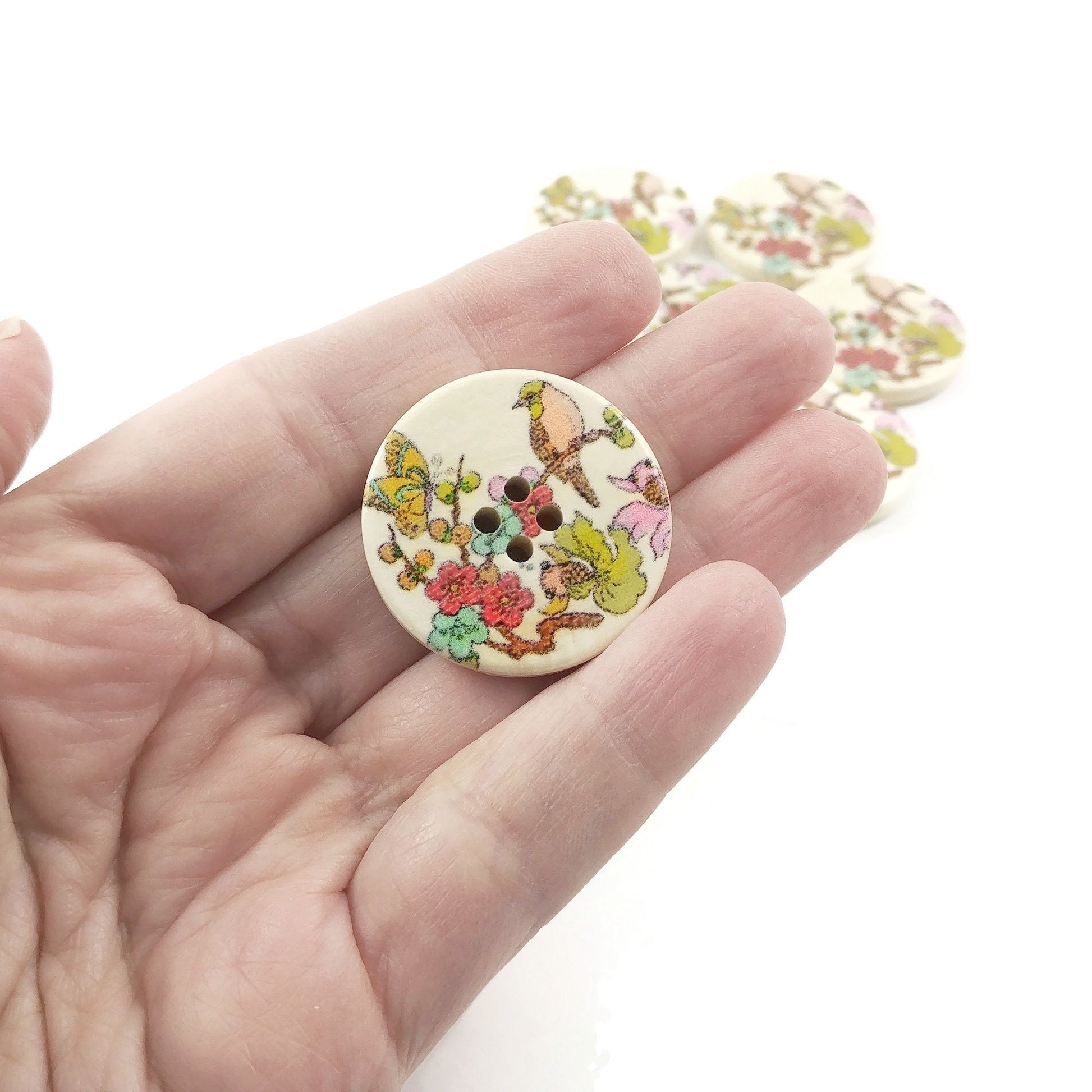 Bouton de bois avec oiseau et feuillages - ensemble de 6 boutons de 3cm