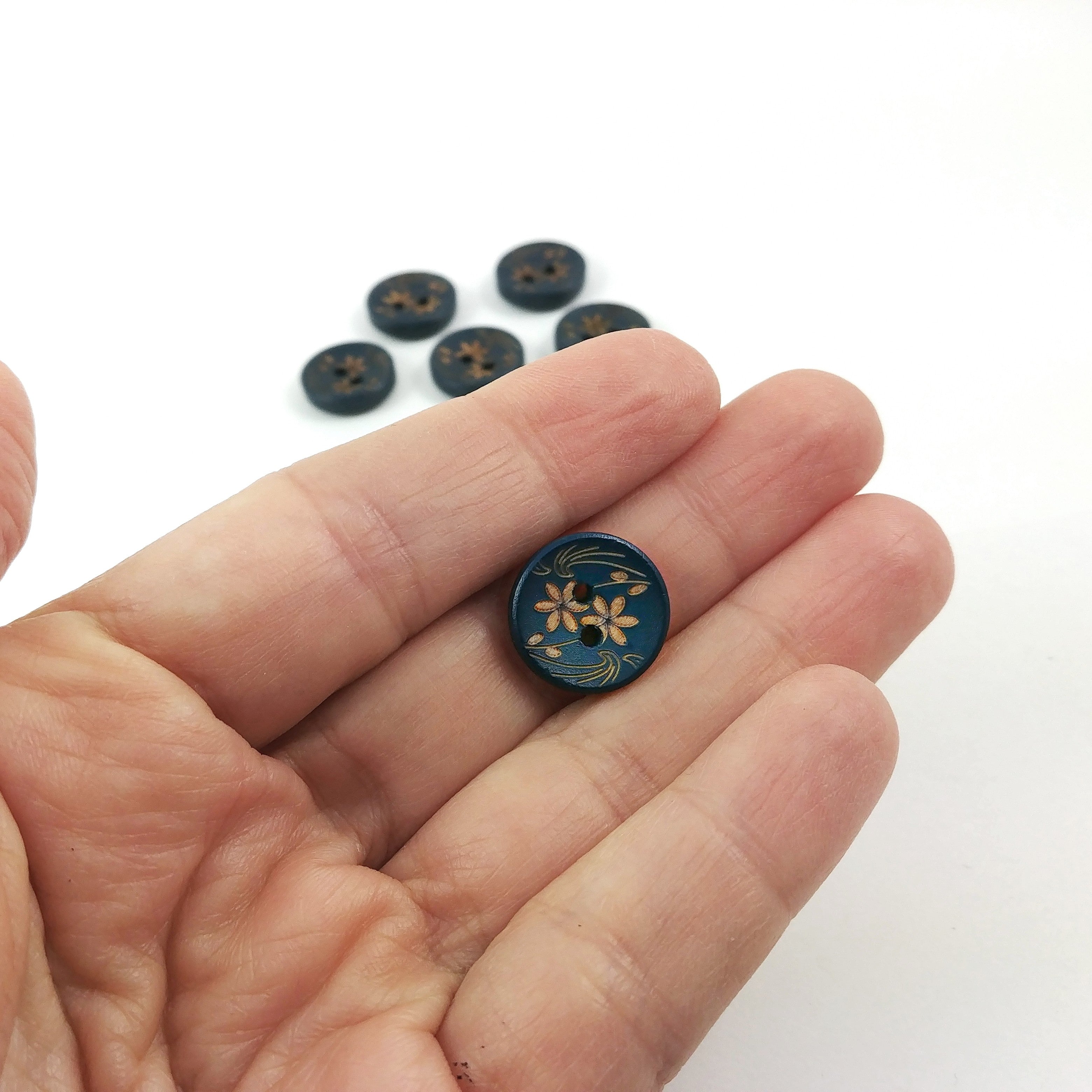 6 boutons de bois marine avec motif de fleurs 15mm