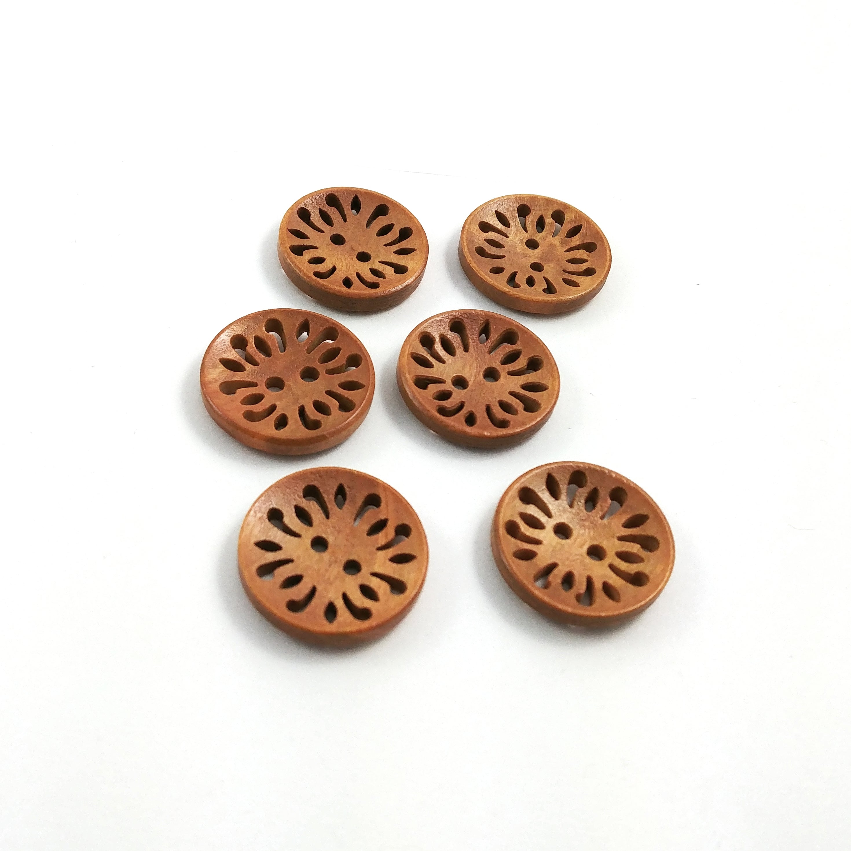 6 boutons de bois fleur dentelle 23mm