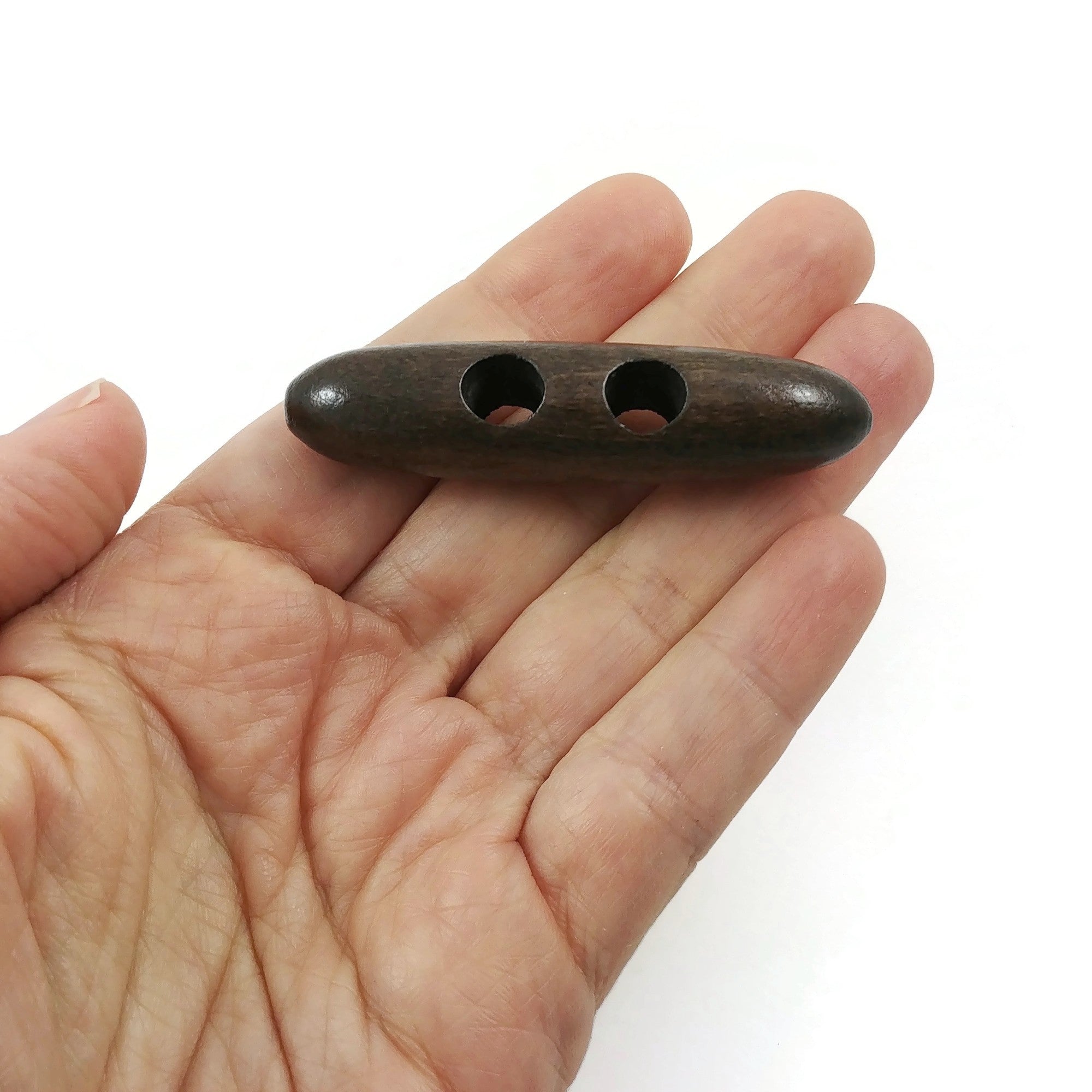 2 gros boutons de bois marron foncé, noir ou khaki 6cm