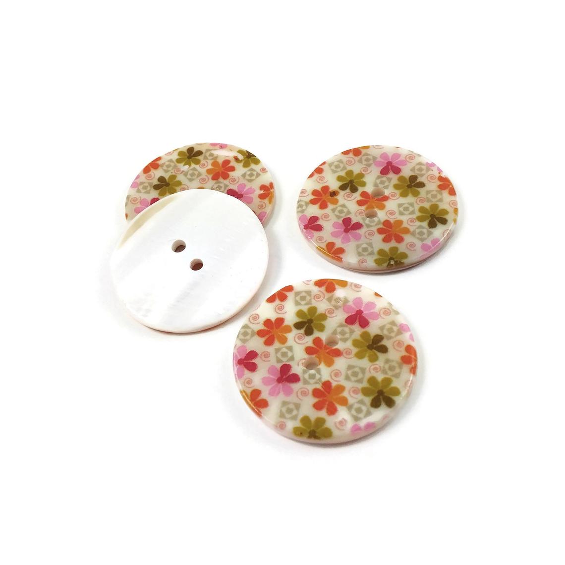 Bouton en nacre véritable 30mm à motif de fleurs d'été - ensemble de 4 boutons