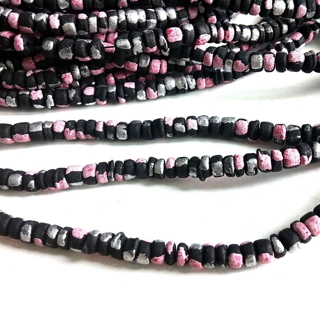 150 perles de bois de coco noir, rose et argent en rondelle de 4-5mm