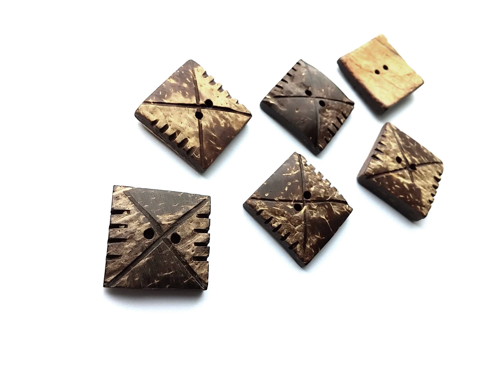 Boutons carrés en bois de coco naturel sculpté - Ensemble de 4