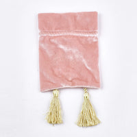 Pochette en velours rose avec corde et glands