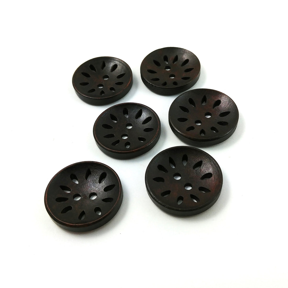 6 boutons de bois dentelle 25mm