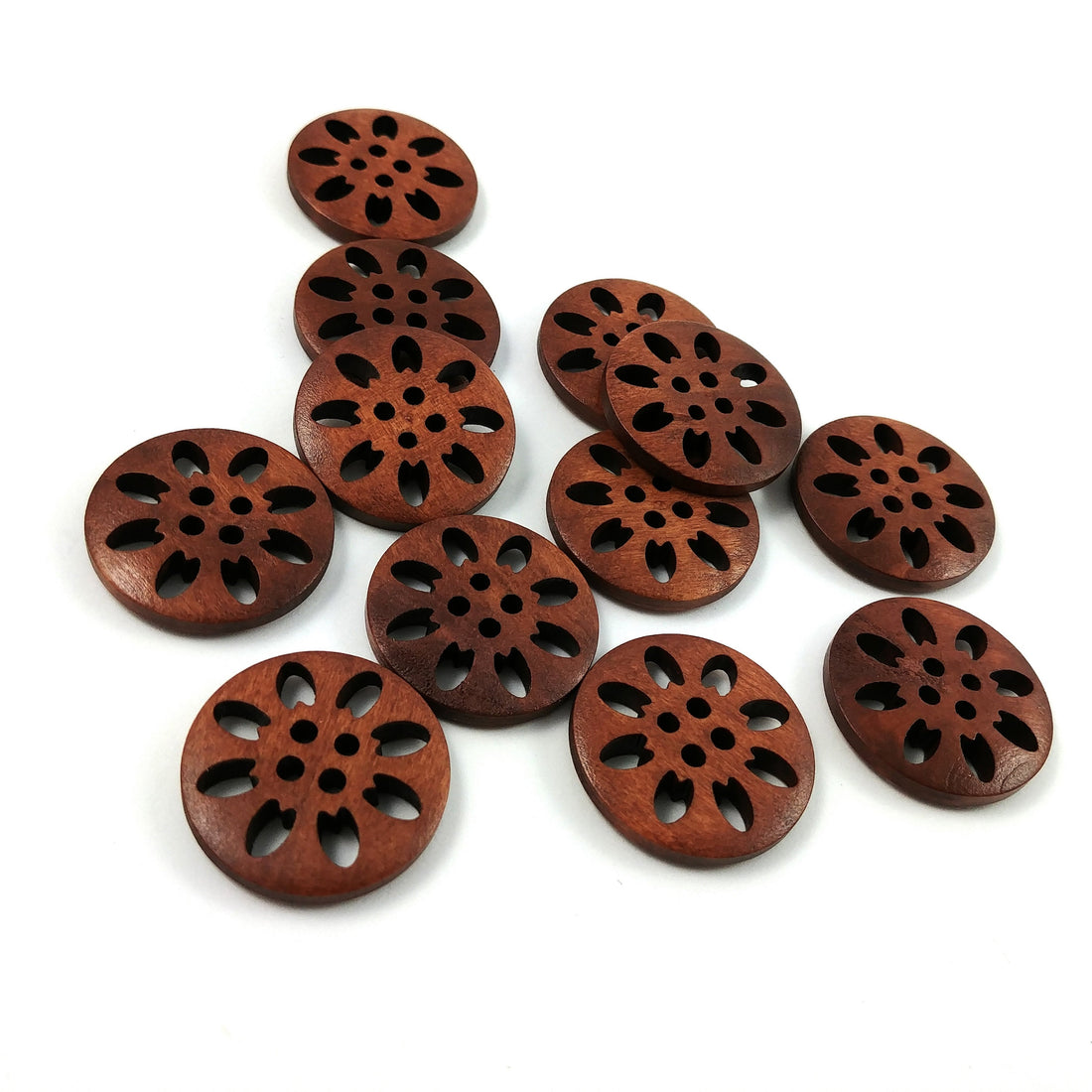 6 boutons de bois fleur dentelle 25mm