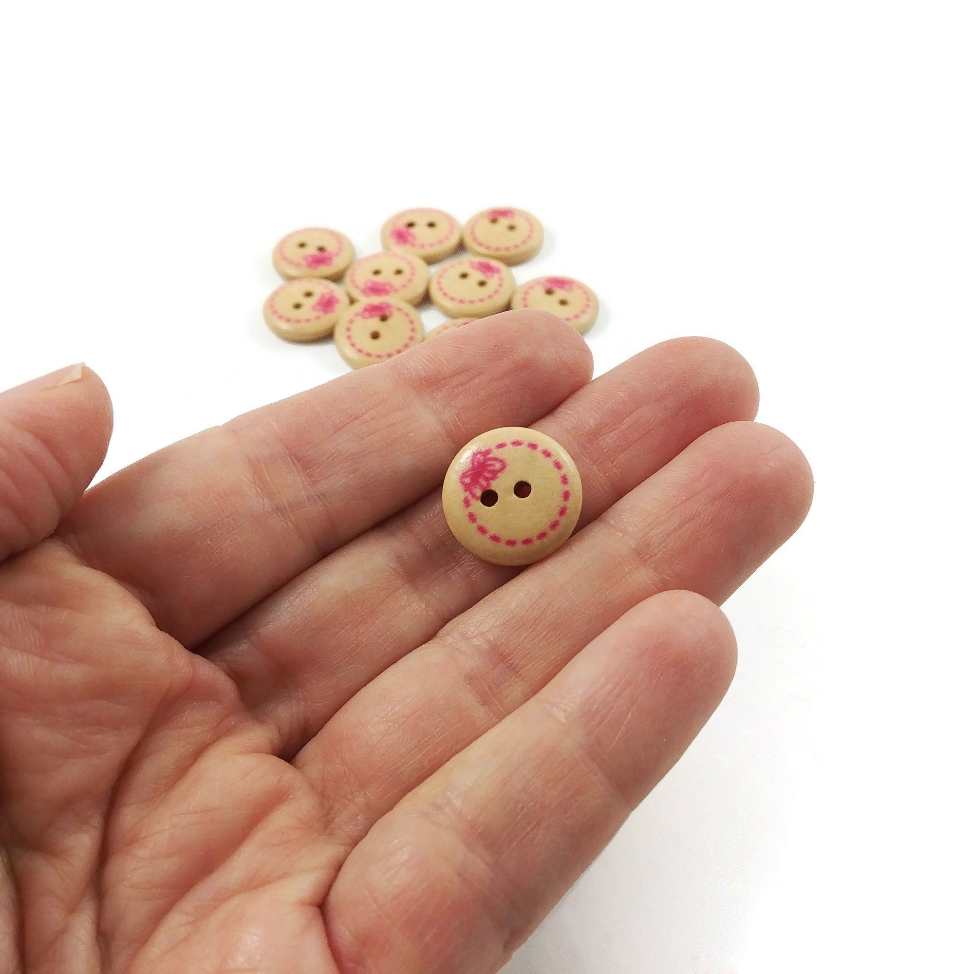 10 boutons de bois peint avec un motif de ruban rose 15mm