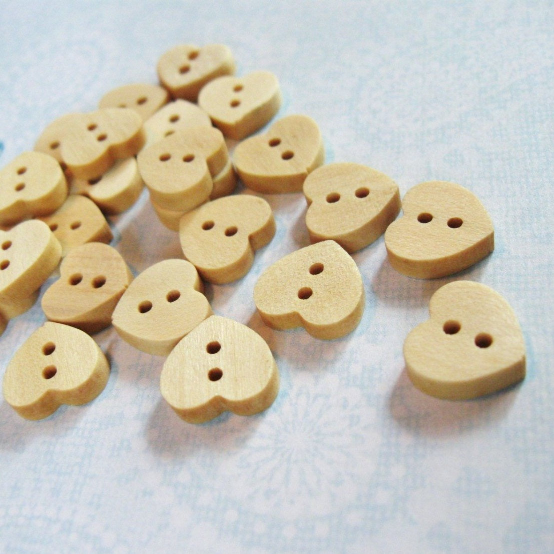 10 Minis boutons de bois brut en forme de coeur 12mm