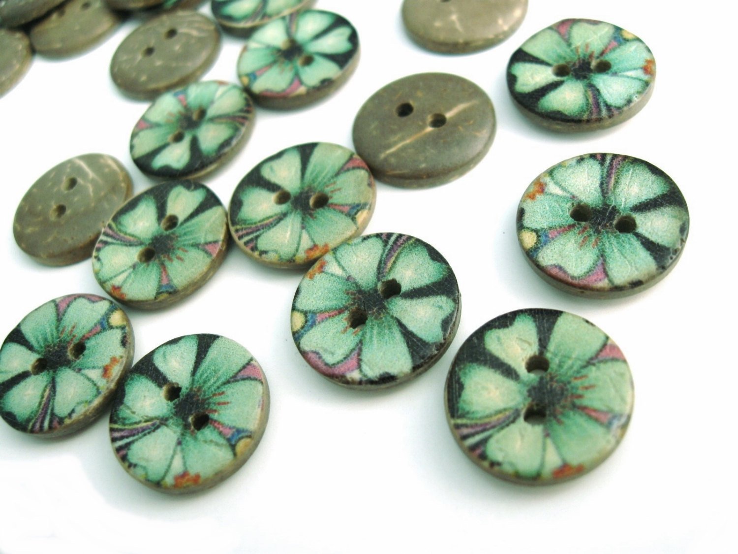 6 Coconut Shell Buttons 15mm - Green Hawaii Flower