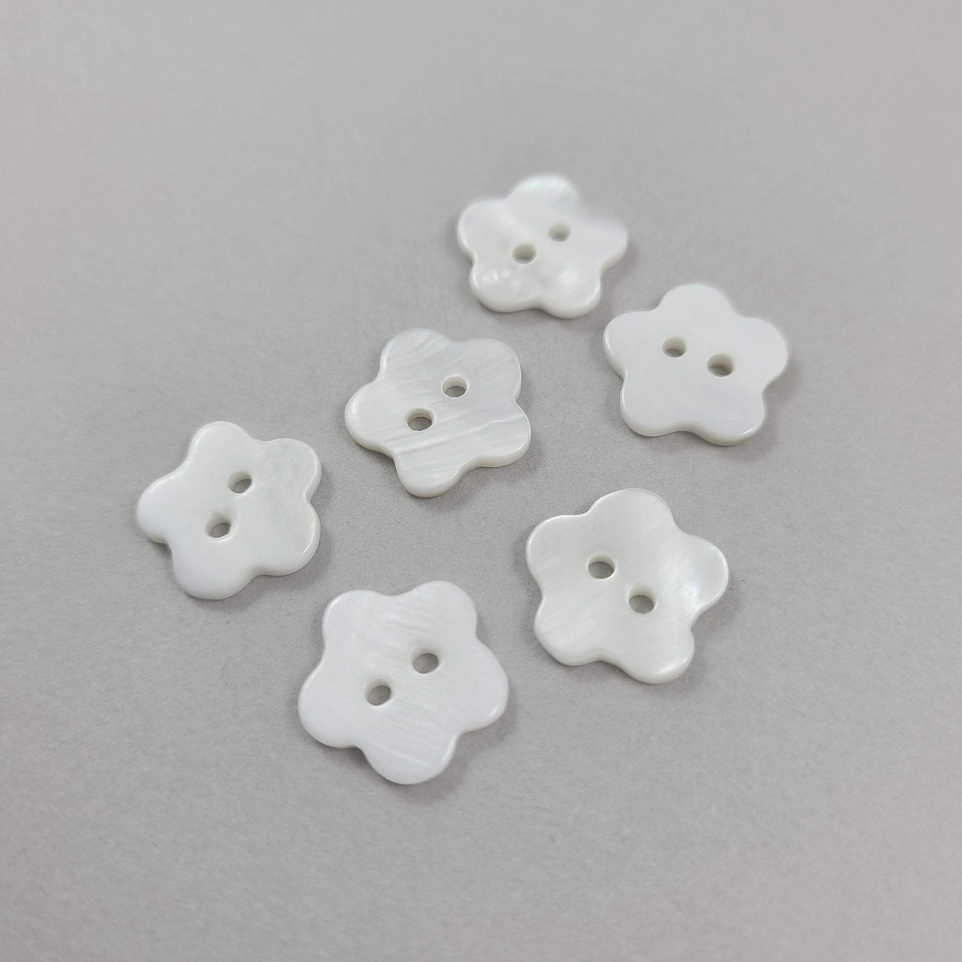 Flower shape MOP buttons - Mother of Pearl Shell Buttons 14mm - set of 6 floral white buttons
